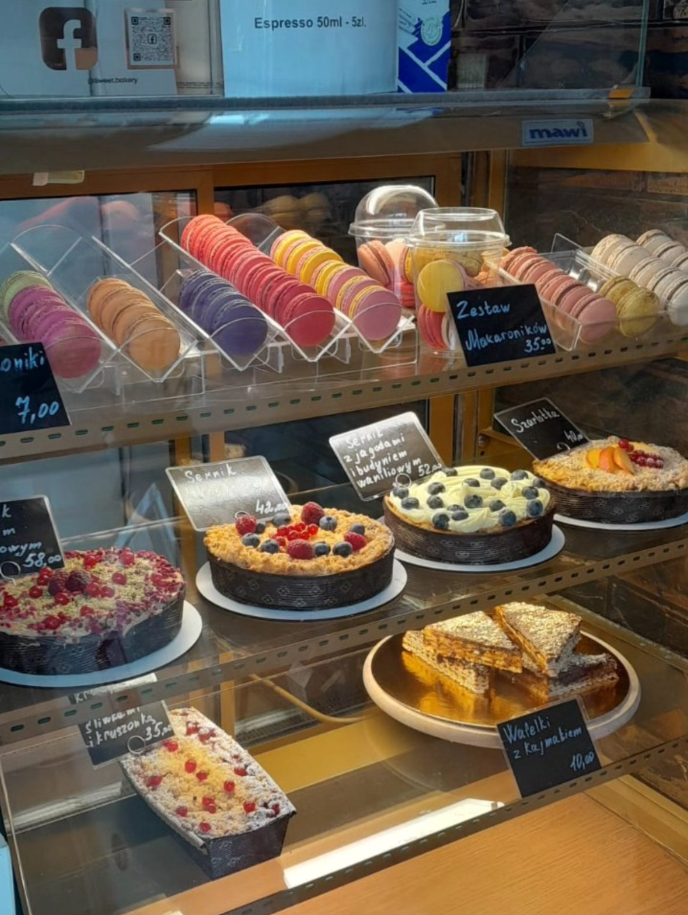 Witryna z świeżymi wypiekami w Sweet Bakery