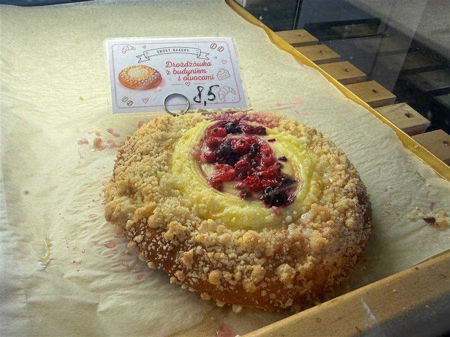 Drożdżówka z budyniem i owocami